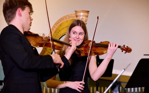 Two violinist performing.