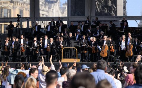 Sir Antonio Pappano with both arms up and the LSO facing the audience while the audience is applauding at BMW Classics 2025 in Trafalgar Square, London