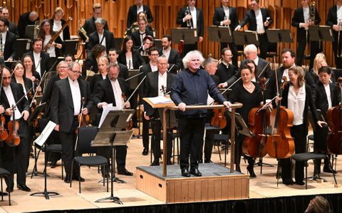 Sir Simon Rattle with the LSO taking applause